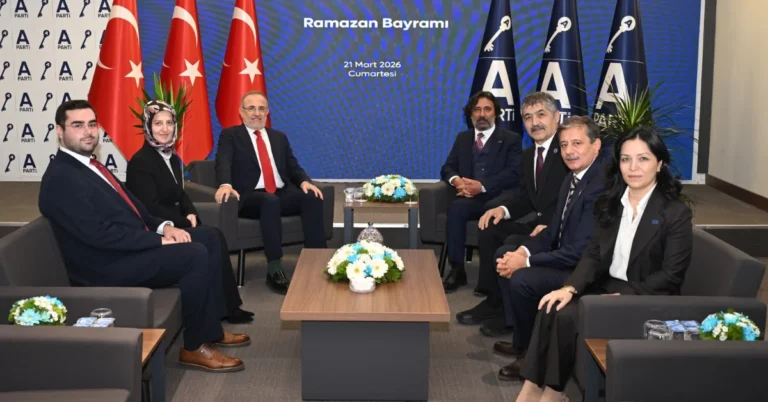 Anahtar Parti ve AK Parti yöneticileri bayramlaşma ziyareti sırasında bir araya geldi.