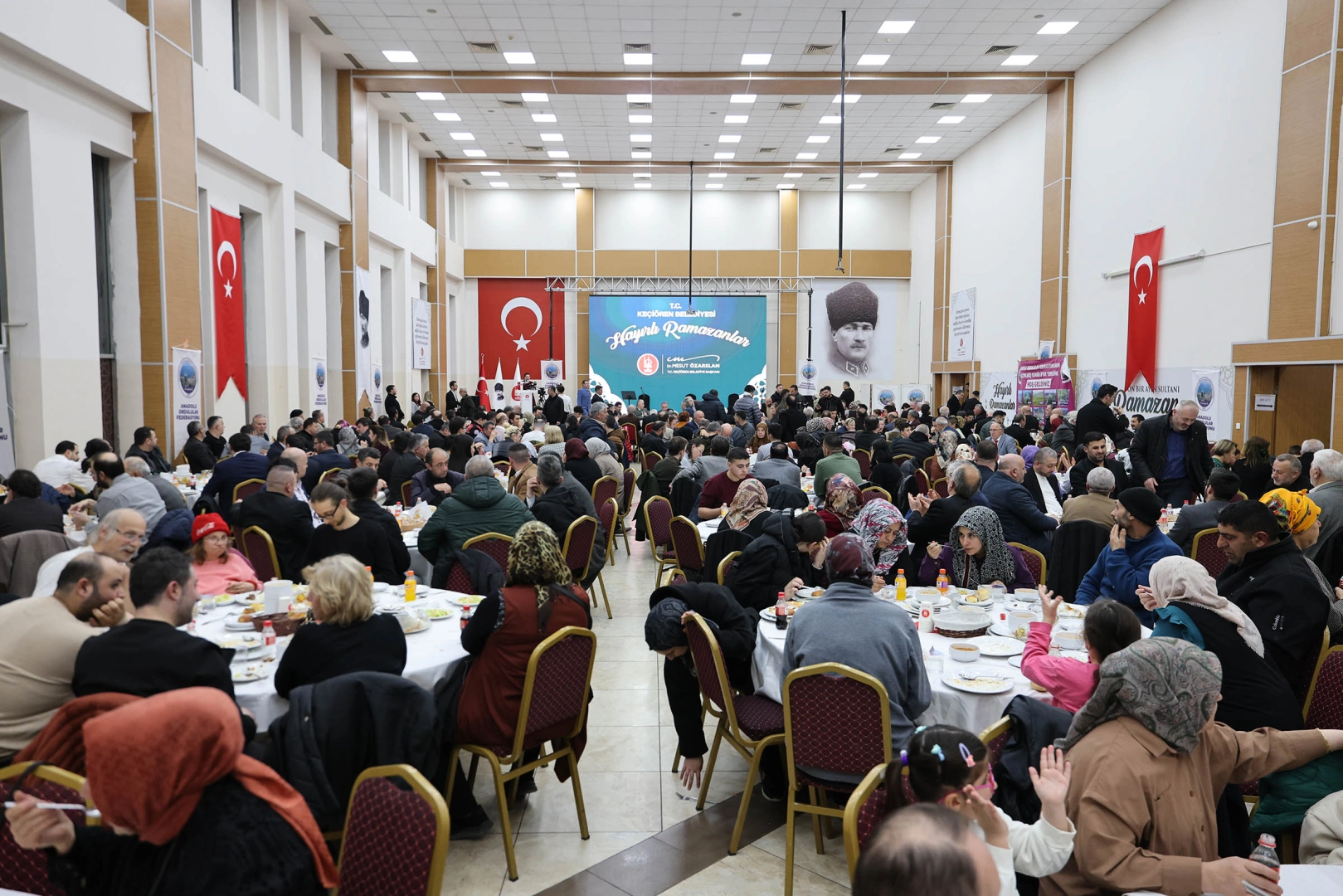Keçiören Belediye Başkanı Mesut Özarslan, Ankara'da yaşayan Doğu Karadenizlilerle iftar programında buluştu.