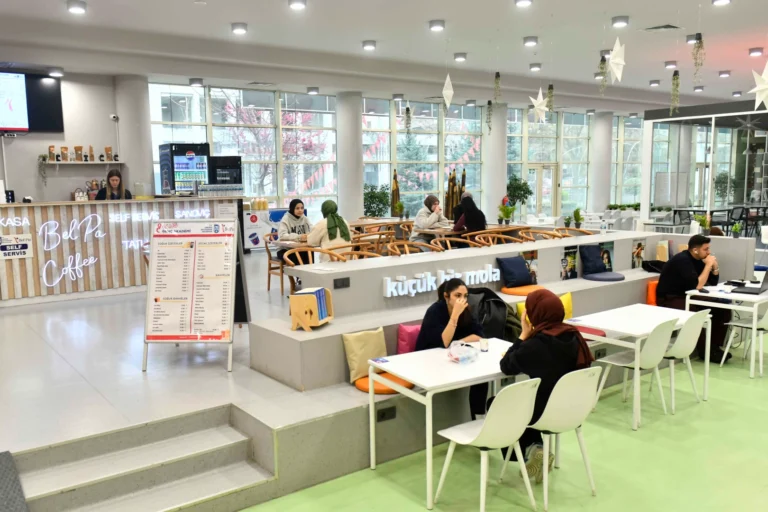 Ankara Büyükşehir Belediyesi'nin genç akademilerinde ders çalışan öğrenciler