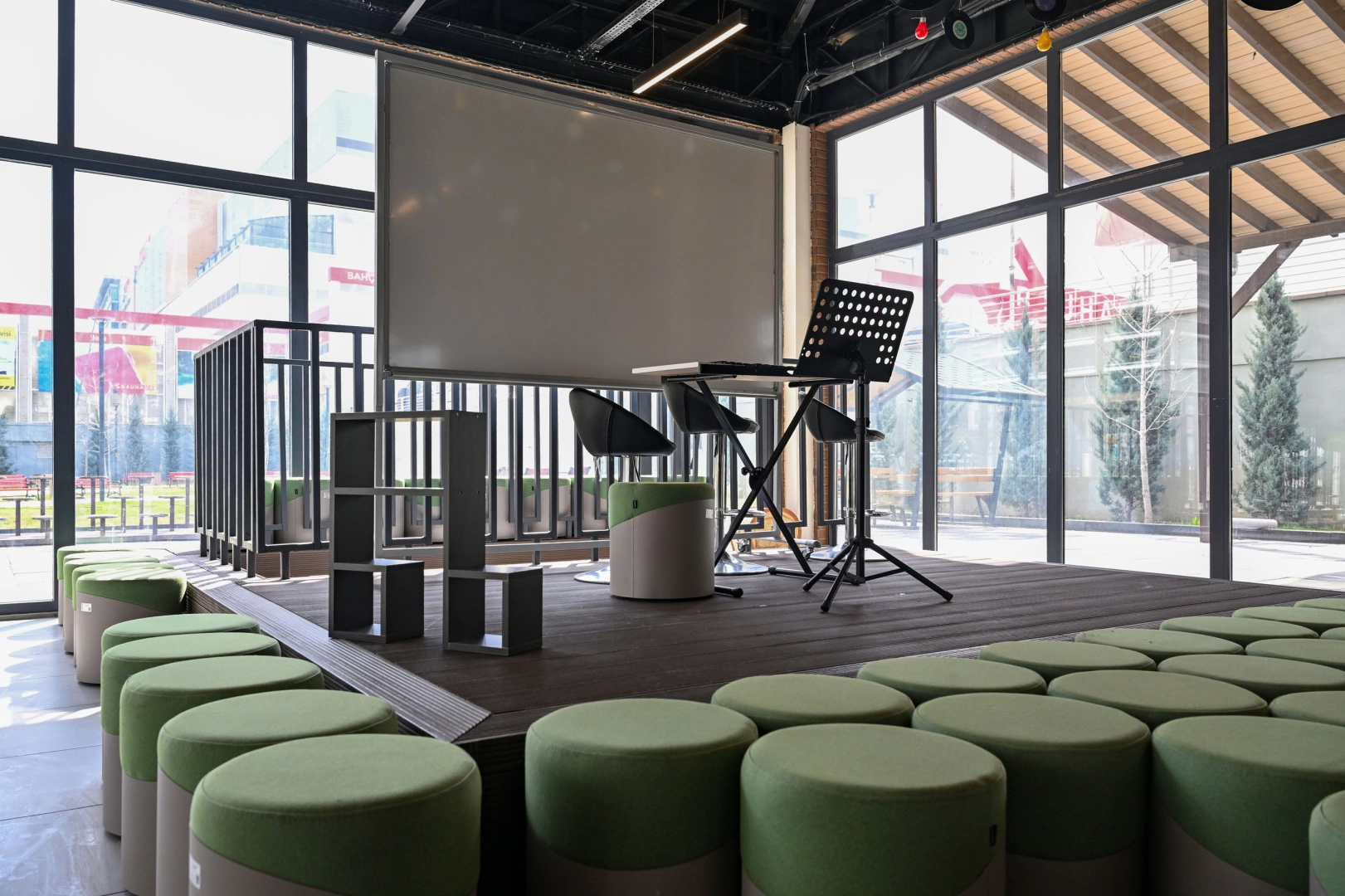 Ankara Büyükşehir Belediyesi'nin genç müzisyenlere ücretsiz sunduğu Stüdyo Senin Müzik Stüdyosu