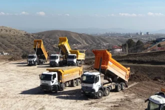 Ankara Keçiören'de zabıta ekipleri tarafından dron desteğiyle hafriyat kamyonları denetleniyor.