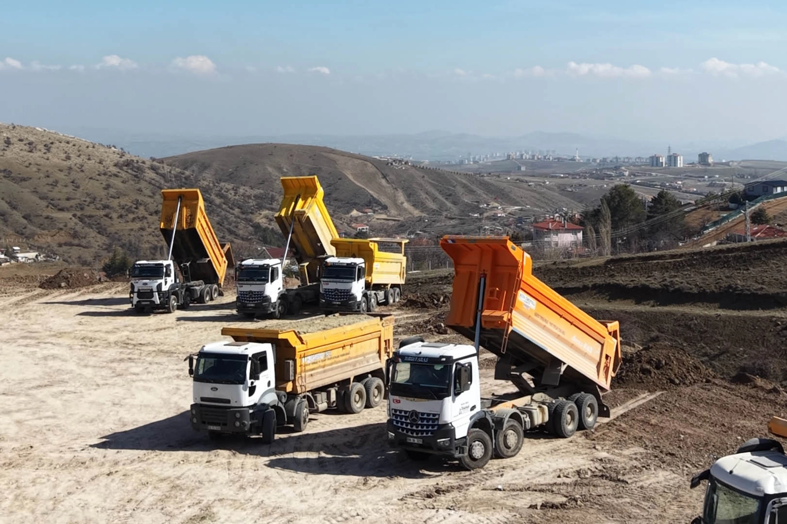 Ankara Keçiören'de zabıta ekipleri tarafından dron desteğiyle hafriyat kamyonları denetleniyor.
