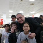 Keçiören Belediye Başkanı Mesut Özarslan ve eşi Filiz Özarslan, yetim ve öksüz çocuklar için düzenlenen iftar programında
