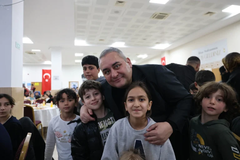 Keçiören Belediye Başkanı Mesut Özarslan ve eşi Filiz Özarslan, yetim ve öksüz çocuklar için düzenlenen iftar programında