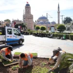 Antalya'da park ve yeşil alanlara dikilmek üzere hazırlanan milyonlarca rengarenk mevsimlik çiçek