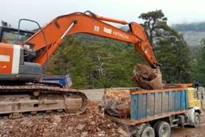 Antalya Büyükşehir Belediyesi ekipleri Alanya'da kırsal yollarda onarım çalışması yapıyor