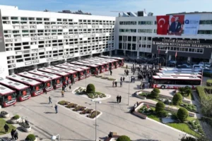 Antalya Büyükşehir Belediyesi'nin toplu taşıma filosuna eklenen 19 yeni otobüsten biri