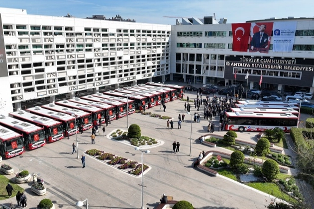 Antalya Büyükşehir Belediyesi'nin toplu taşıma filosuna eklenen 19 yeni otobüsten biri