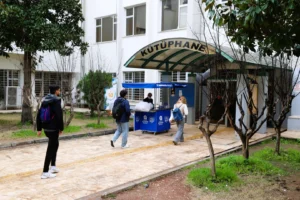 Antalya Büyükşehir Belediyesi, Akdeniz Üniversitesi öğrencilerine sınav haftası boyunca sıcak çorba ikram ediyor.