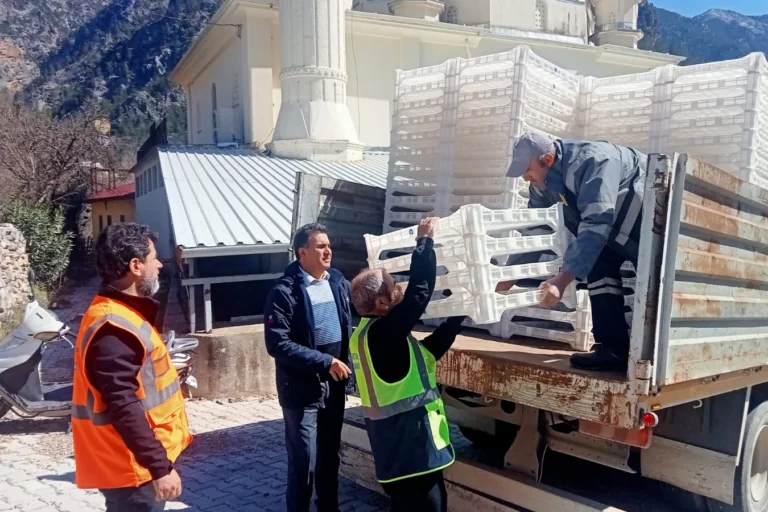 Antalya'da ipekböcekçiliği yapan üreticilere modern besleme tablaları dağıtılıyor