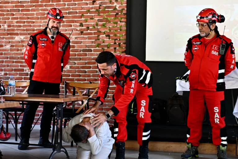 Antalya'da özel gereksinimli bireylere afet farkındalık eğitimi verildi.