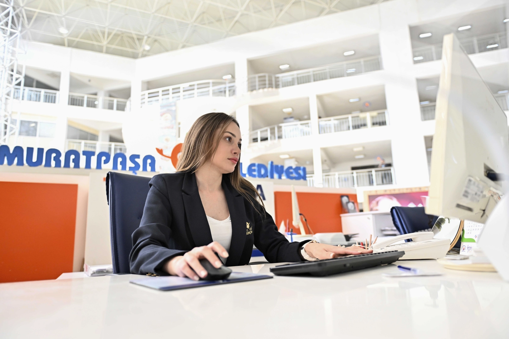 Muratpaşa Belediyesi Turunç Masa hizmet binası ve çalışanları