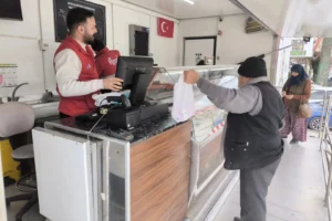 Antalya Halk Et Mobil Satış Tırı, ilçe pazarlarında vatandaşlara uygun fiyatlı et satışı yapıyor.