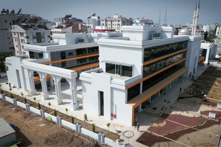 Antalya Muratpaşa'da gençlere yönelik yapay zeka ve görsel üretim eğitimi