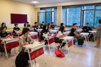 Milyonlarca öğrenci yarın ders başında olacak, ara tatil sona erdi.