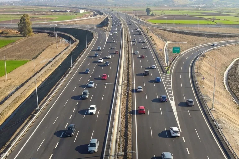 Aydın-Denizli Otoyolu'nda bayram tatili boyunca artan araç trafiği ve rekor seviyede geçişler