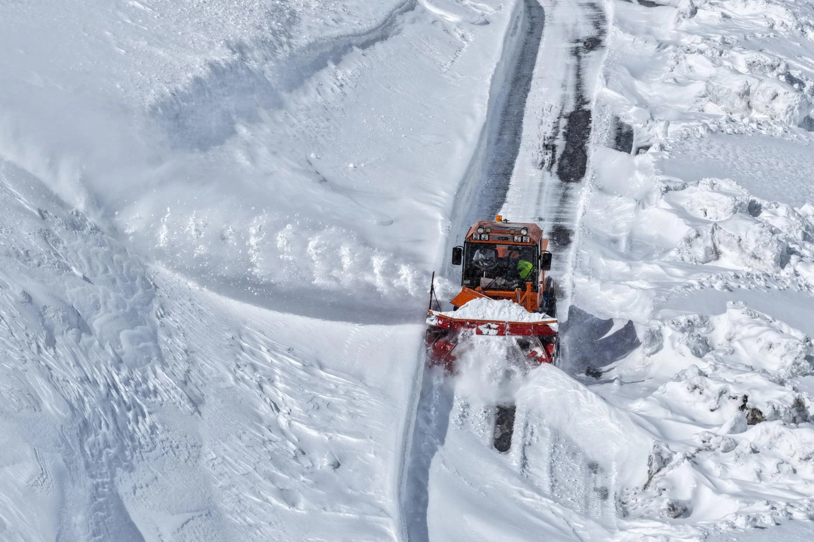 Van Çaldıran'da Mart ayında karla mücadele eden belediye ekipleri