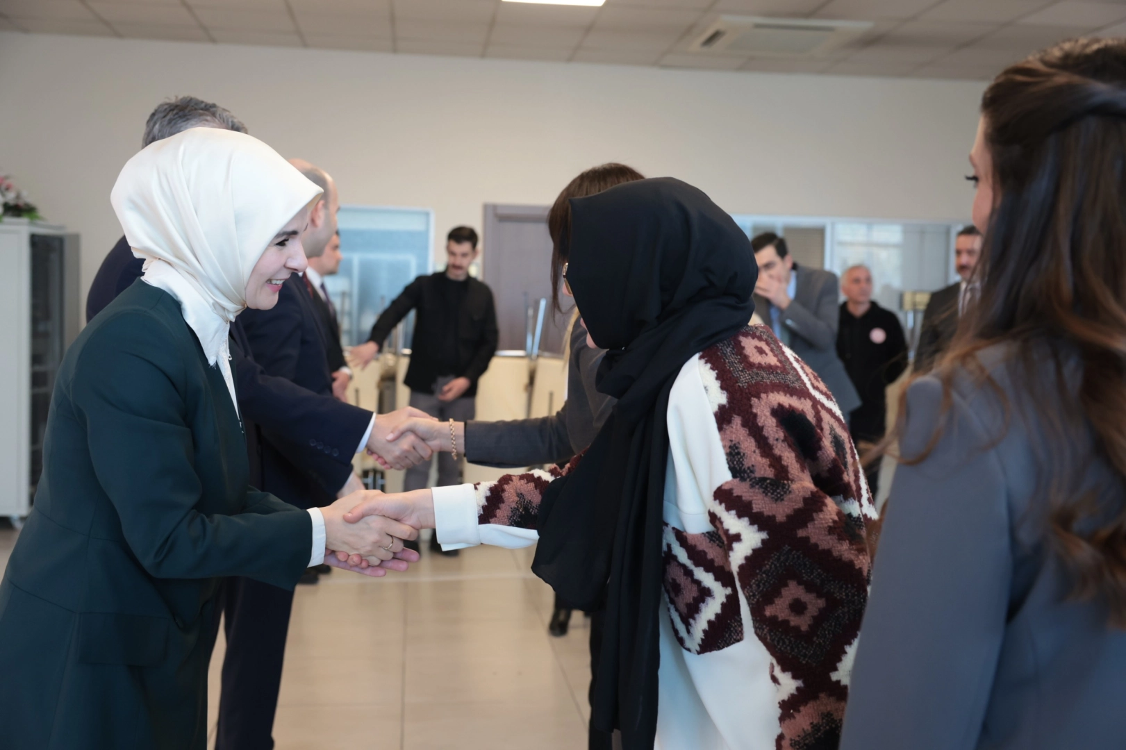 Aile ve Sosyal Hizmetler Bakanı Mahinur Özdemir Göktaş, bayramlaşma töreninde personel ile bir araya geldi.