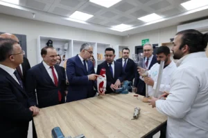 Bakan Vedat Işıkhan'ın Gaziantep'teki Buğday Tanesi Protez Ortez Yapım ve Uygulama Merkezi'ni ziyareti.