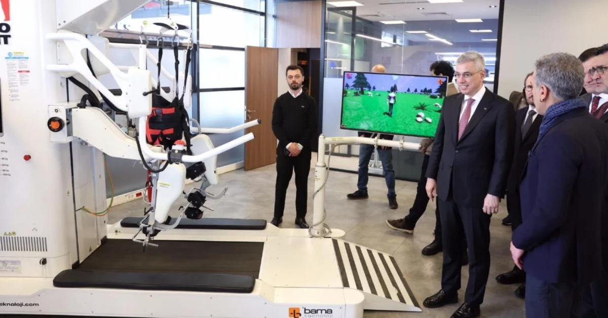 Sanayi ve Teknoloji Bakanı Mehmet Fatih Kacır, ODTÜ Teknokent'te yerli otonom sürüş teknolojisini test ederken