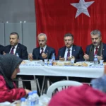 Ulaştırma ve Altyapı Bakanı Abdulkadir Uraloğlu ve Trabzon Büyükşehir Belediye Başkanı Ahmet Metin Genç, Düzköy'de vatandaşlarla buluştu.