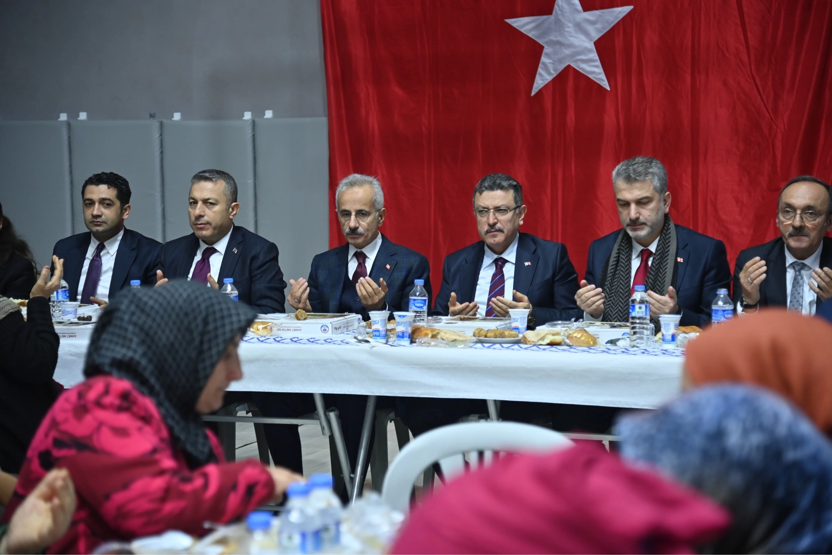 Ulaştırma ve Altyapı Bakanı Abdulkadir Uraloğlu ve Trabzon Büyükşehir Belediye Başkanı Ahmet Metin Genç, Düzköy'de vatandaşlarla buluştu.