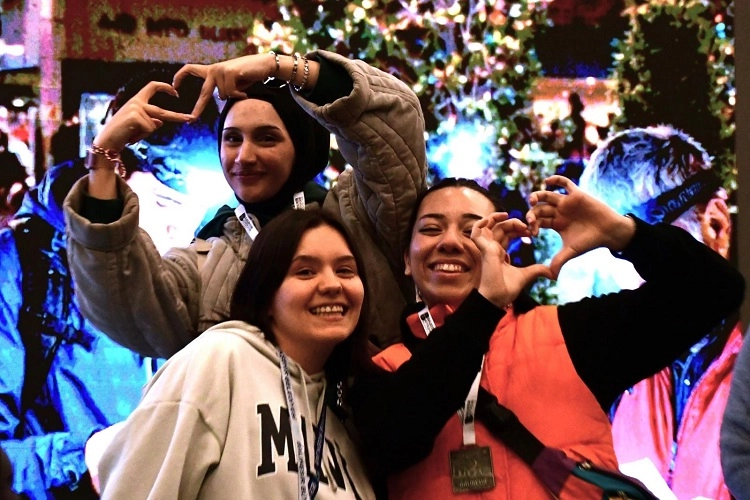 Balıkesir Büyükşehir Belediyesi'nin düzenlediği Avlu Gece Oryantiringi etkinliğine katılanların koştuğu an