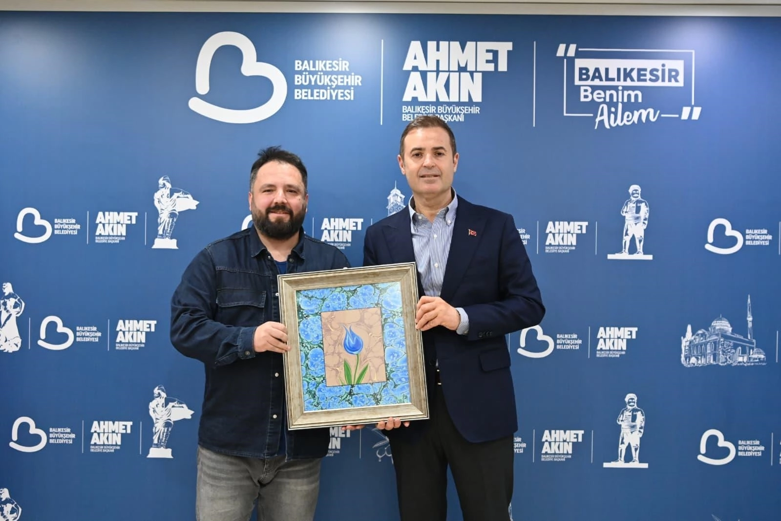 Balıkesir Büyükşehir Belediye Başkanı Ahmet Akın, ebru sanatçısı Osman Çemi'ye icazet takdimi sonrası hatıra fotoğrafı çektiriyor.