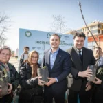 Balıkesir Büyükşehir Belediye Başkanı Ahmet Akın, Havran'da çiftçilere incir fidanı dağıtırken