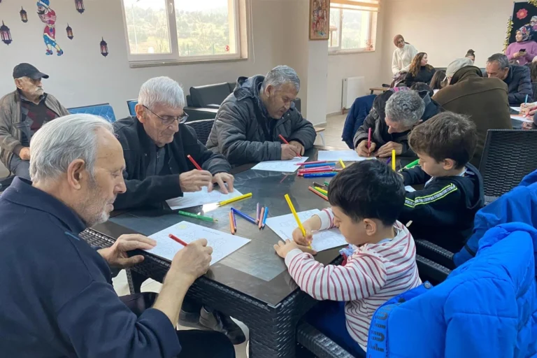 Balıkesir'de anaokulu öğrencileri huzurevi sakinlerini ziyaret ederek onlarla birlikte etkinlikler yaptı.