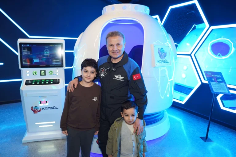 Astronot Alper Gezeravcı Başakşehir VR Tema Park'ta simülasyon deneyimi yaşarken