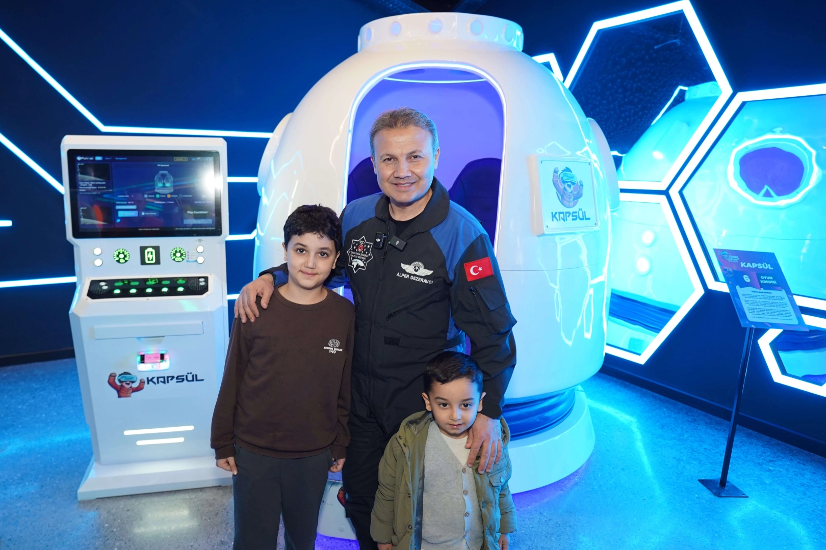 Astronot Alper Gezeravcı Başakşehir VR Tema Park'ta simülasyon deneyimi yaşarken