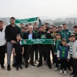 Bursasporlu taraftarlar ve Başkan Mustafa Bozbey, Bursaspor'un şampiyonluk yolundaki heyecanını dev ekrandan birlikte izliyor.