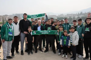 Bursasporlu taraftarlar ve Başkan Mustafa Bozbey, Bursaspor'un şampiyonluk yolundaki heyecanını dev ekrandan birlikte izliyor.
