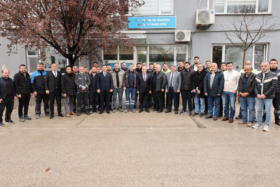 Bursa Büyükşehir Belediye Başkanı Mustafa Bozbey, BUSKİ personelini ziyaret ederek bayramlaştı.