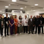 Bursa Büyükşehir Belediye Başkanı Mustafa Bozbey'in sağlık çalışanlarını ziyaret edip karanfil vermesi