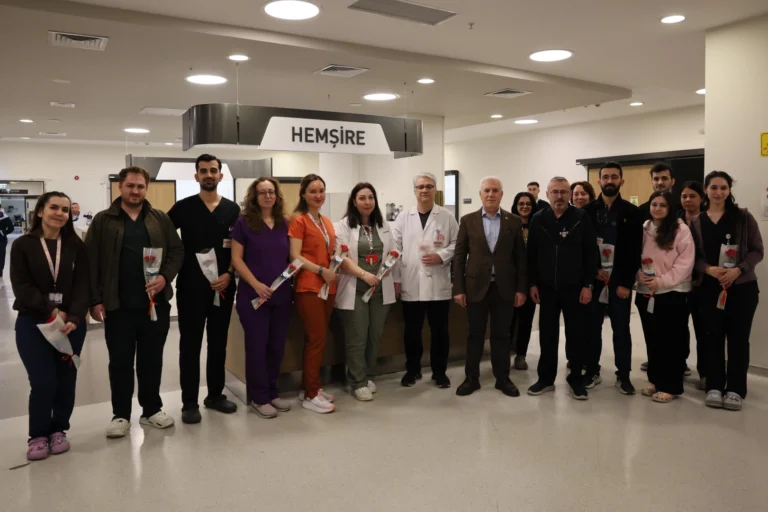 Bursa Büyükşehir Belediye Başkanı Mustafa Bozbey'in sağlık çalışanlarını ziyaret edip karanfil vermesi