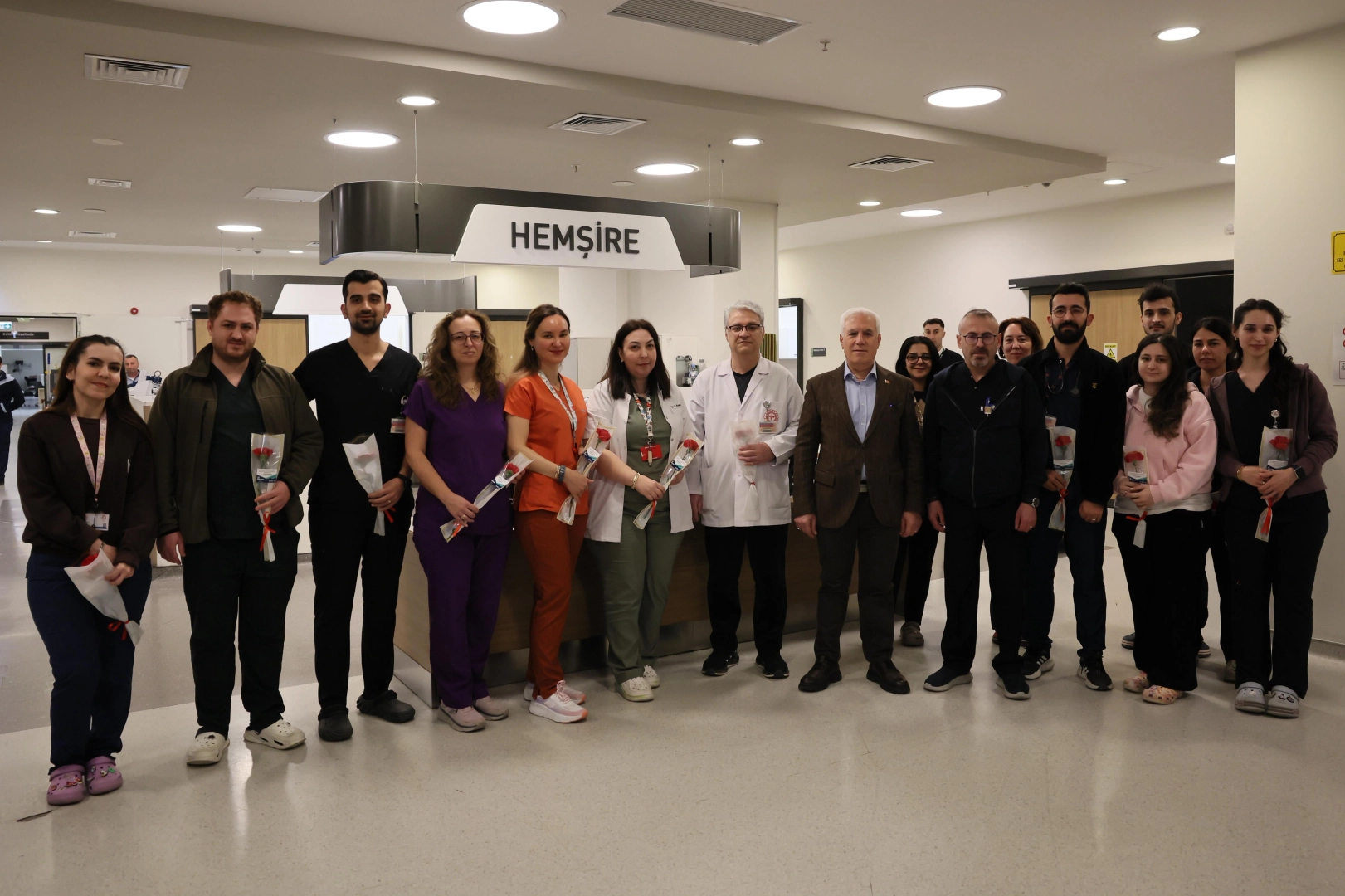 Bursa Büyükşehir Belediye Başkanı Mustafa Bozbey'in sağlık çalışanlarını ziyaret edip karanfil vermesi