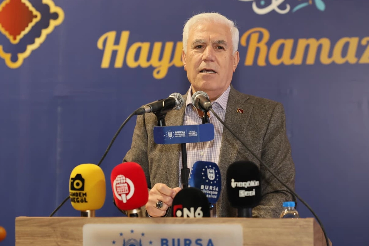 Bursa Büyükşehir Belediye Başkanı Mustafa Bozbey, İnegöl'de halka hitap ederek, ilçede asbestli boruların değiştirildiğini ve artık tertemiz su içildiğini duyurdu.