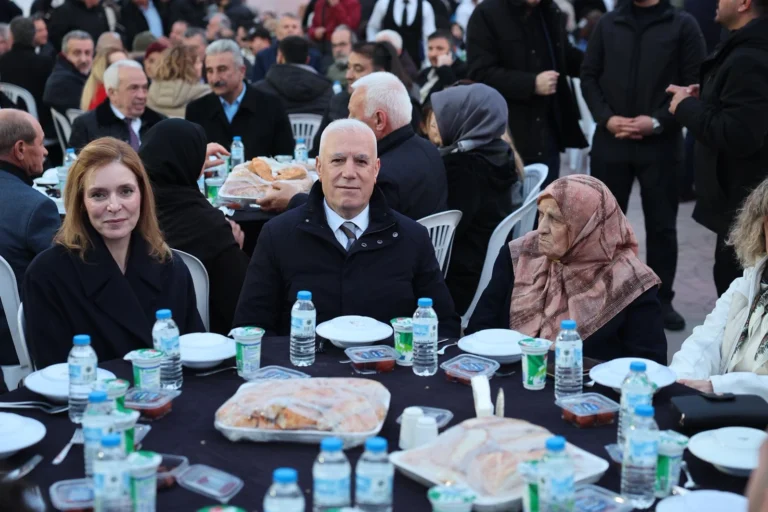 Bursa Büyükşehir Belediye Başkanı Mustafa Bozbey, Kadir Gecesi'nde doğup büyüdüğü Özlüce Mahallesi'nde komşularıyla iftar yaptı.
