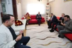 Kocaeli Büyükşehir Belediye Başkanı Tahir Büyükakın, şehit ailesini bayram ziyaretinde bulunurken