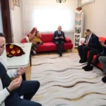 Kocaeli Büyükşehir Belediye Başkanı Tahir Büyükakın, şehit ailesini bayram ziyaretinde bulunurken