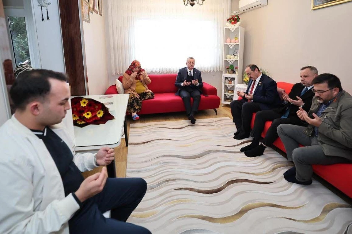 Kocaeli Büyükşehir Belediye Başkanı Tahir Büyükakın, şehit ailesini bayram ziyaretinde bulunurken