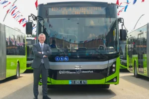 Kocaeli Büyükşehir Belediye Başkanı Tahir Büyükakın yeni araçları tanıtırken