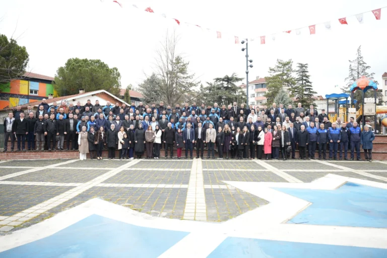 Yenişehir Belediye Başkanı Ercan Özel, belediye personeline 'Sizler bu şehrin görünmeyen kahramanlarısınız' dedi.