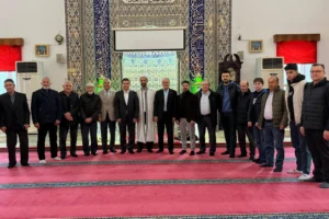 Osmangazi Belediye Başkanı Erkan Aydın, Ramazan Bayramı'nda vatandaşlarla bayramlaşıyor