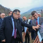 Trabzon Büyükşehir Belediye Başkanı Ahmet Metin Genç, Düzköy'deki atık arıtma tesisini inceliyor.