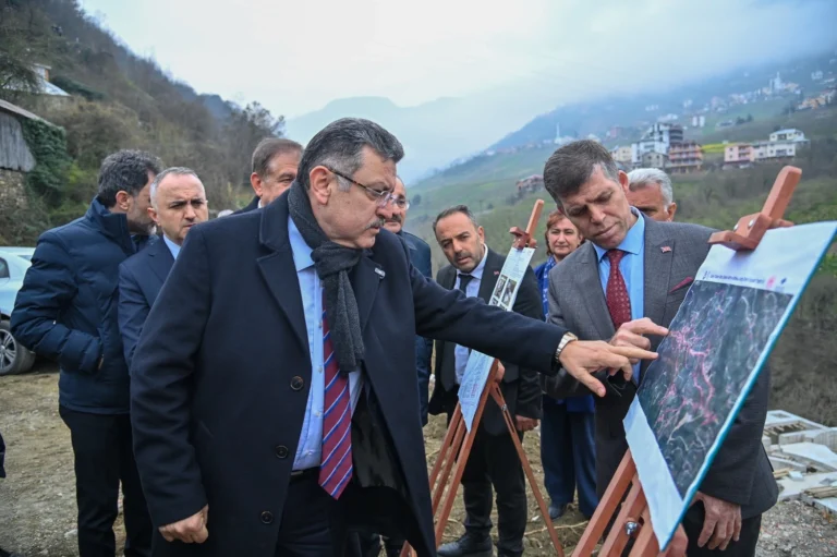 Trabzon Büyükşehir Belediye Başkanı Ahmet Metin Genç, Düzköy'deki atık arıtma tesisini inceliyor.