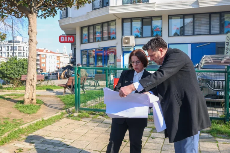 Maltepe Belediye Başkanı Esin Köymen, yapımı devam eden Emekli Dayanışma Evi'ni ziyaret ediyor.