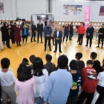 Kayseri Büyükşehir Belediye Başkanı Memduh Büyükkılıç, Sevgi Evleri'ndeki çocuklarla bayram etkinliğinde hediye veriyor.